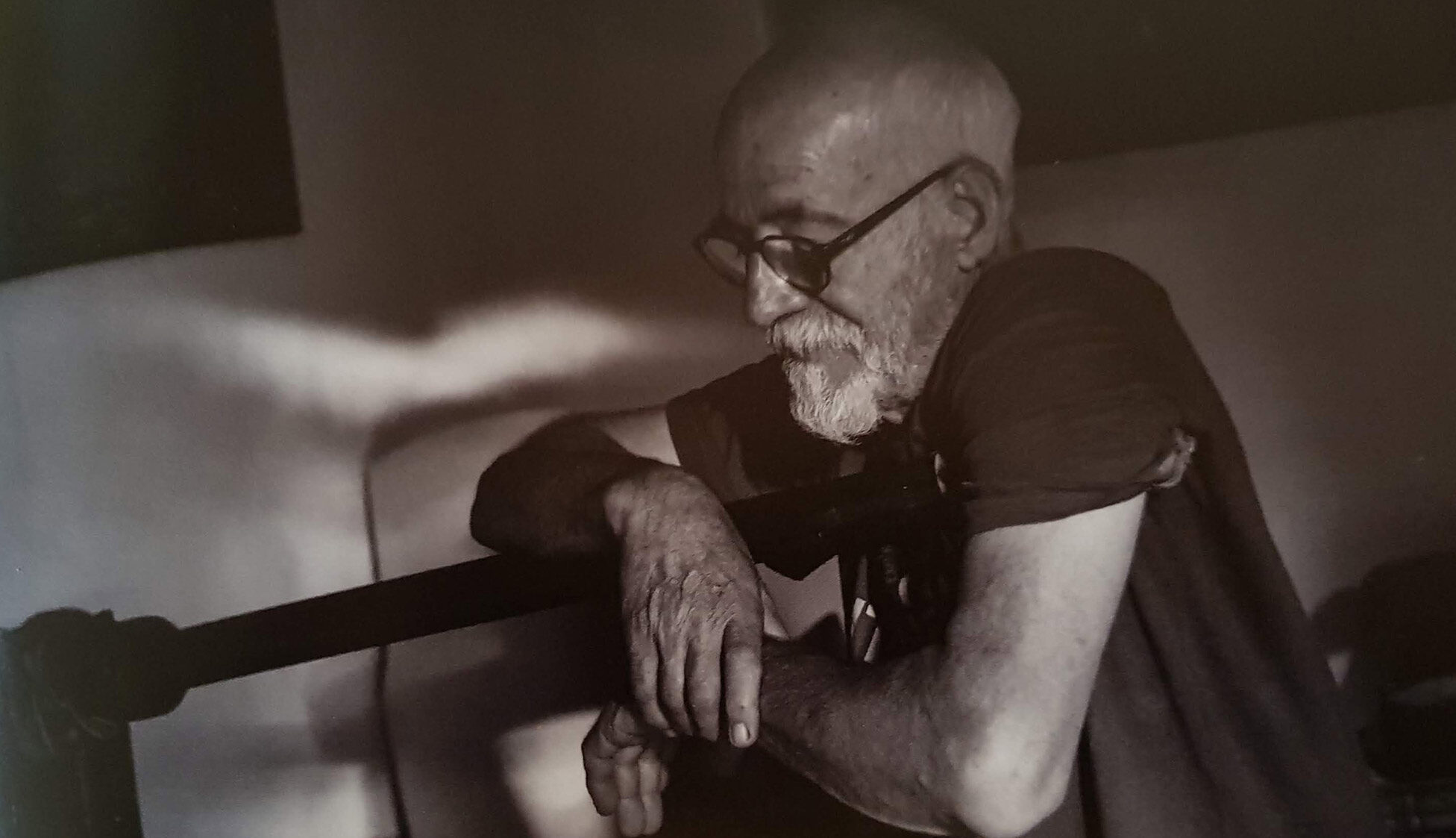 José Luis Bazán trabajando el cuero en su taller